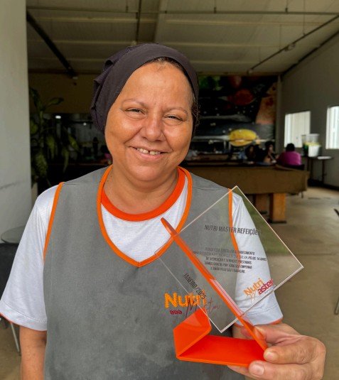 dona Rosemary e seu troféu nutrimaster